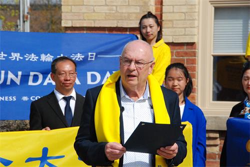 图06:安省橘城(Orangeville)副市长安迪‧麦金托什(Deputy Mayor Andy Macintosh)主持升旗仪式,宣读褒奖函,并宣告5月13日为该市的“法轮大法日”。