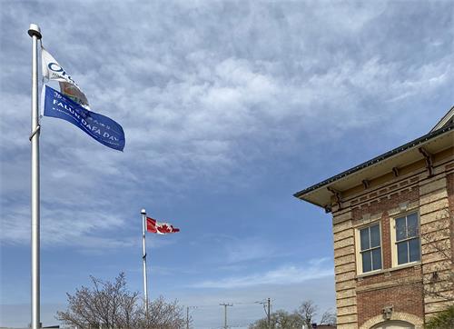 图08:“世界法轮大法日”的旗帜飘扬在安省橘城(Orangeville)上空。