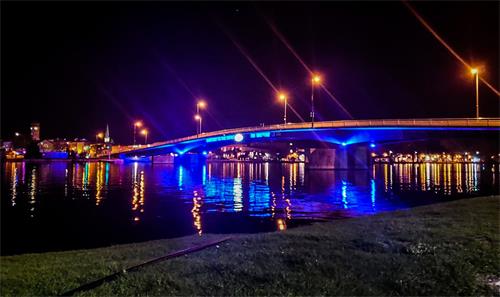 图13:昆特西(Quinte West )市在bridge on the bridge street大桥上亮起了蓝色彩灯,庆祝法轮大法传世30周年。