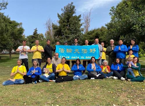 '图1:希腊法轮功学员恭贺李洪志师父五月十三日华诞,感恩大法弘传三十周年'