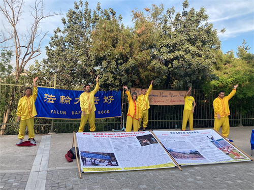 '图2:法轮功学员在演示第三套功法'