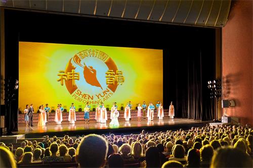 图3:二零二二年五月十四和十五日,神韵新纪元艺术团在堪萨斯州威奇托市世纪演艺及会议中心(Century II Performing Arts & Convention Center – Concert Hall)上演了二场演出。图为十五日下午场演出,演员谢幕照。(新唐人电视台)