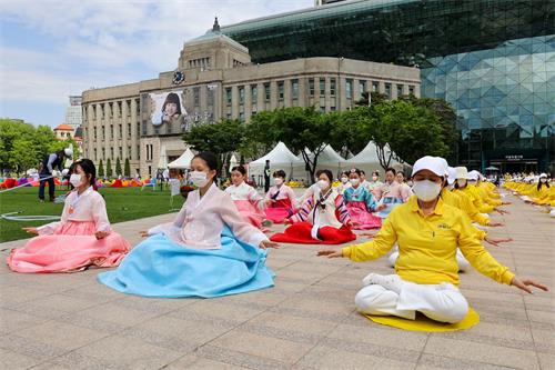 图2-4:韩国学员五月十三日在首尔广场集体炼功,举办庆祝二十三届世界法轮大法日暨法轮大法洪传世界三十周年庆祝活动。