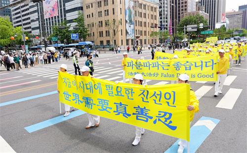 图6-17:二零二二年五月十三日,韩国学员举行大游行,庆祝第二十三届世界法轮大法日暨法轮大法洪传世界三十周年活动。