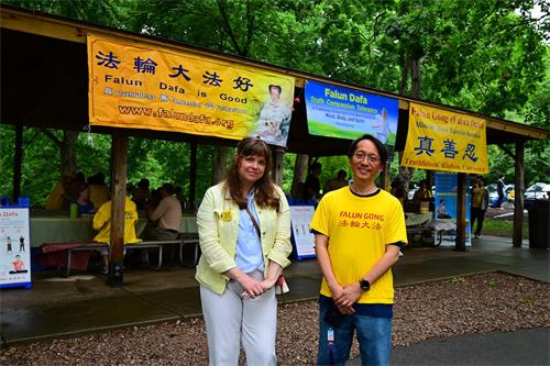 图4:2022年5月14日,法轮功学员Kelly Ni (左)、Thai Ton 在北卡州的罗利市参加了法轮大法日的庆祝活动。