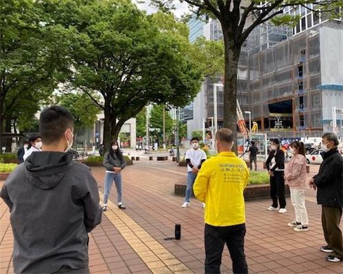 图3: 二零二二年五月十五日(星期日),日本爱知县的一部分法轮功学员在名古屋市(Nagoya-City)最繁华地段——荣(Sakae)的喷水附近炼功时的情景。