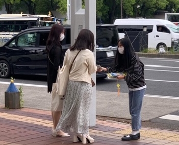 图4~5: 二零二二年五月十五日(星期日),法轮功学员在名古屋市(Nagoya-City)最繁华地段——荣(Sakae)的喷水附近向路人讲真相时的情景。
