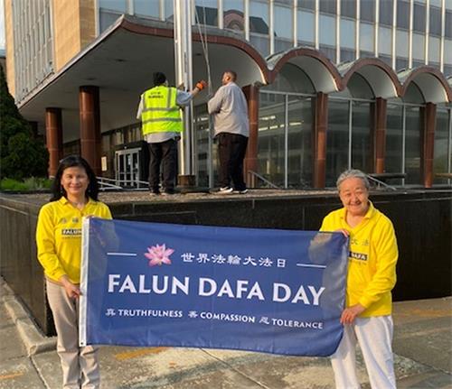 图1~3:五月十一日清晨7点15分,法轮大法日旗帜在密尔沃基市政府大楼前和美国国旗一起升起,并连升五日,庆祝法轮大法洪传三十周年