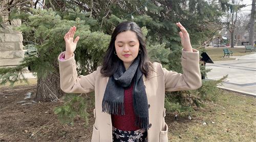 图2:二十四岁的卡罗琳娜·阿文达诺(Carolina Avendano)注册“在线(网络)教功课程”,学炼法轮功。学炼法轮功后,她的身心发生了神奇变化。图中的阿文达诺正在炼法轮功的第二套功法——法轮桩法
