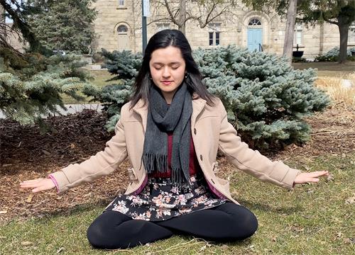 图3:卡罗琳娜·阿文达诺(Carolina Avendano)正在炼法轮功的第五套功法——神通加持法。
