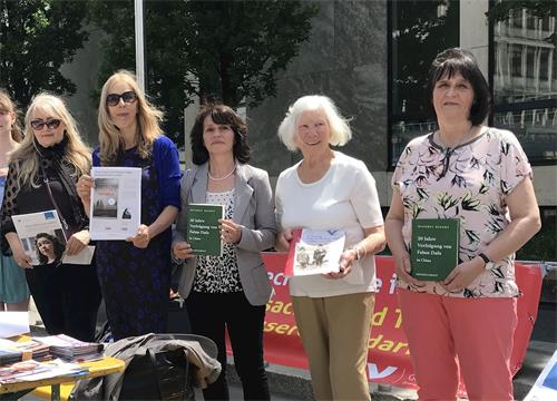 '图2:与人权奖获得者萨吾提拜共同写书的德国记者Alexandra Cavelius(左三,戴墨镜,蓝衣)与法轮功学员及另一人权组织成员合影留念。'