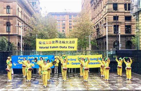 图8-9:二零二二年五月五日和十三日,法轮功学员在悉尼市中心海关大楼和马丁广场上举办欢庆世界法轮大法日活动