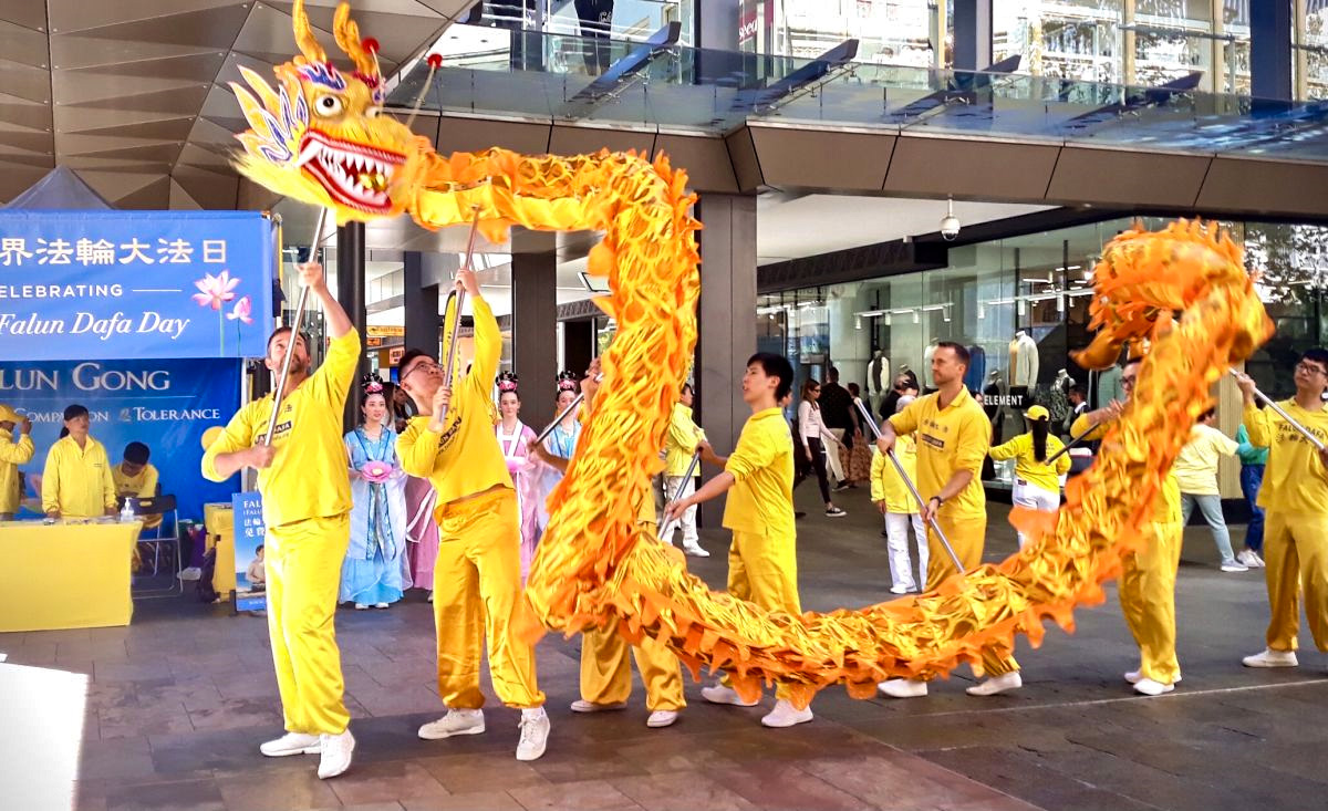 图12:二零二二年五月七日,法轮功学员在珀斯市中心步行街上以舞龙表演来庆祝法轮大法弘传三十周年