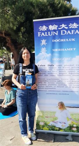 图3:代尼兹(Deniz)女士表示,她喜欢法轮功的炼功音乐。