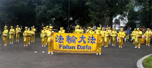 图2~3:天国乐团和腰鼓队轮流在玛琅市中心的大广场(Alun-Alun)表演。