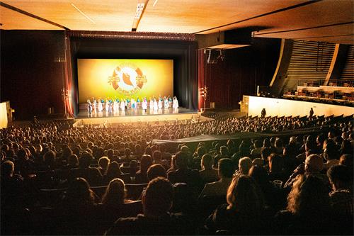 图3:二零二二年五月二十一日,美国神韵巡回艺术团在墨西哥蒙特雷Auditorio Pabellón M剧院上演了一日两场的精彩演出。图为下午场演出结束时,神韵艺术家向观众谢幕。(大纪元)