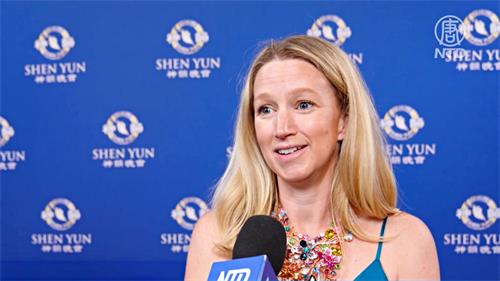 图11:二零二二年五月二十一日下午,纽约州商业服务中心副主管莎朗·巴克(Sharon Buck)观看了神韵新纪元艺术团在伯灵顿福麟表演艺术中心的演出。(新唐人电视台)