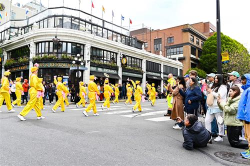 图3~4:法轮功的队伍是本次游行中人阵容最大的团体