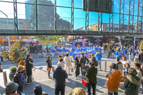 图1~5:二零二二年五月二十二日,墨尔本部分法轮大法学员与各界人士在华人聚居的博士山区(Box Hill)购物中心,共同庆祝第二十三届世界法轮大法日。
