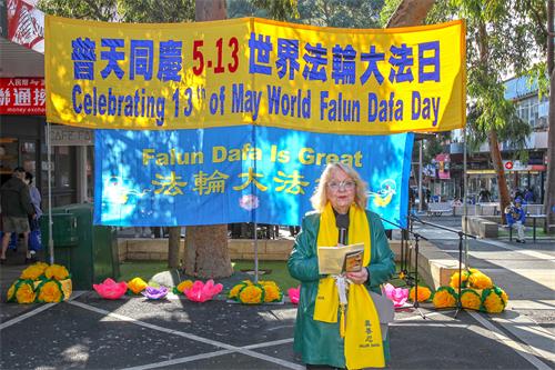 图9:白马市副市长马苏德(Cr Denise Massoud)在庆典上致辞,宣读了市长的贺信。