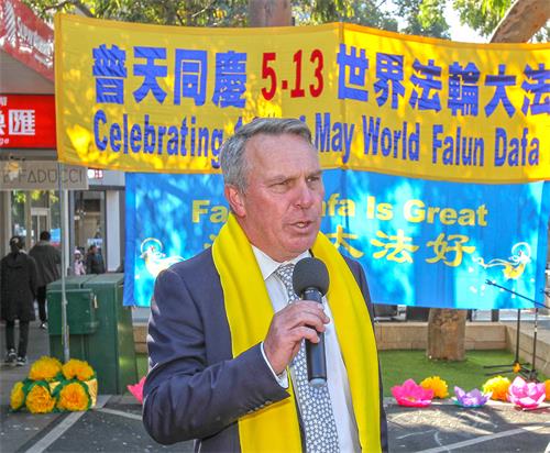 图11:白马市议员巴克(Blair Barker)在庆典上致辞。