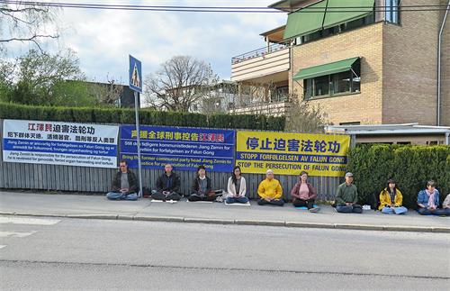 图1:挪威法轮功学员二零二二年四月二十五日在中使馆前抗议中共迫害
