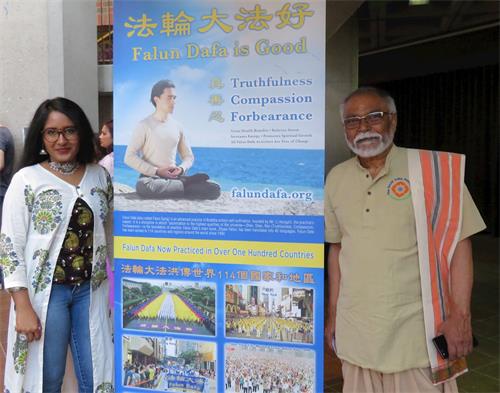 '图5:印度裔的马达帕斯(Bala Brahmandam Madaparthi,右)说:“法轮大法信仰真善忍,是佛家法门,这与我们的信仰是相通的,而且法轮大法的功法有益身心健康。”'