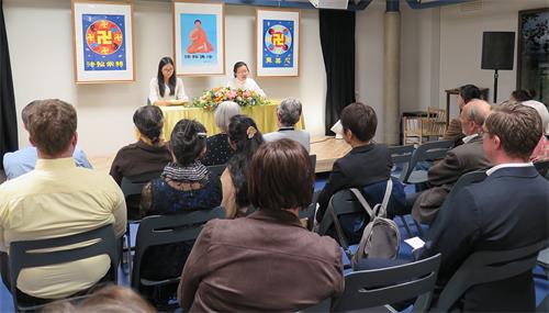 图3: 同修聆听法会发言