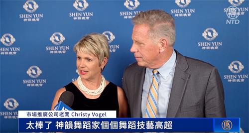 图7:二零二二年五月二十七日晚,市场推广公司老板克里斯蒂·沃格尔(Christy Vogel,左)和丈夫比尔·沃格尔(Bill Vogel)观看了神韵北美艺术团,在圣彼得堡杜克能源表演艺术中心-马哈菲剧院的第三场演出。(新唐人电视台)
