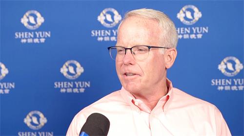 图12:二零二二年五月二十六日下午,美国特种作战司令部预算分析师格雷格·怀特(Greg White)先生,在美国圣彼得堡杜克能源表演艺术中心—马哈菲剧院观看了神韵北美艺术团在当地的第二场演出。(新唐人电视台)