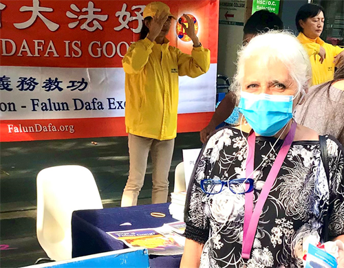 '图9:多丽丝·维拉(Doris Vella)赞扬法轮功学员展示了世界需要什么'