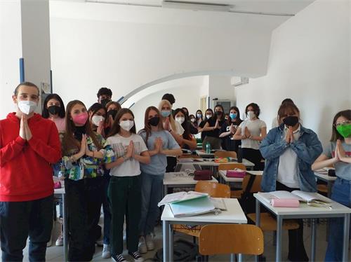 '图1: 五月十三日世界法轮大法日,学生们恭祝师父生日快乐!'
