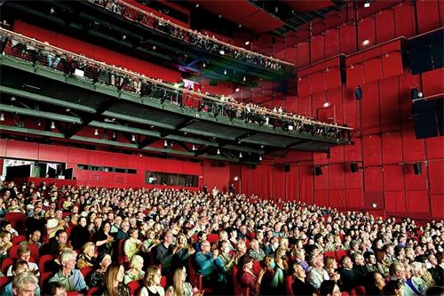 '图2:二零二二年四月二十日至五月一日,美国神韵世界艺术团在柏林波茨坦广场剧院共演出了十二场。图为五月一日下午最后一场演出,观众爆满,并感到神韵传递的正面能量。(大纪元)'
