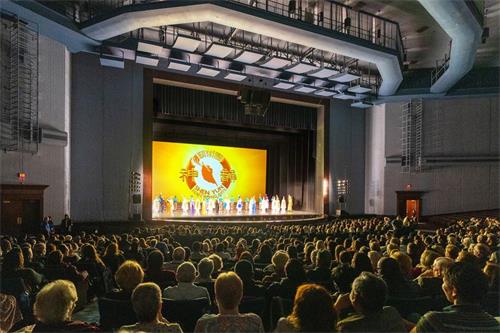 '图5:二零二二年四月二十九日至五月一日,神韵北美艺术团在芝加哥罗斯蒙特剧院(Rosemont Theatre)的四场演出。图为最后一场演出爆满的谢幕照。(大纪元)'