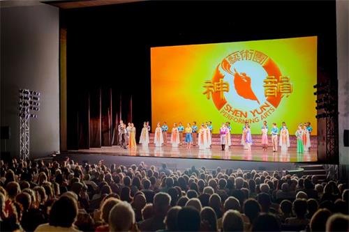 '图7:二零二二年四月三十日,美国神韵新纪元艺术团在阿拉巴马州莫比尔市的两场演出均爆满。图为演出结束时,演员向观众谢幕。'