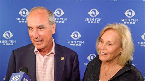'图14:二零二二年四月三十日,莫比尔市市长桑迪·斯汀普森(Sandy Stimpson)和夫人简·米勒(Jean Miller)观赏了神韵新纪元艺术团在美国阿拉巴马州莫比尔市莫比尔市民中心剧院的演出,鼓励所有人都来看神韵。(新唐人电视台)'
