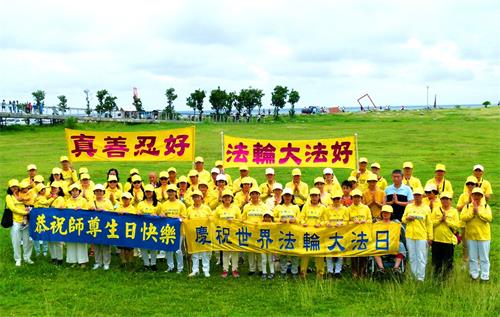 图3:台湾台东法轮功学员合影恭祝师父生日快乐。