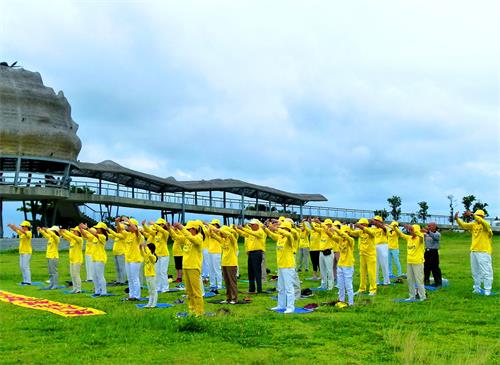 图1~2:庆祝世界法轮大法日,台东法轮功学员集体炼功,展现功法美好。