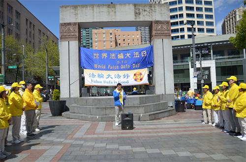 图2:西雅图部分法轮功学员在西雅图市中心的西湖公园,举行了庆祝世界法轮大法日的活动。图为法轮功学员在集会上发言。