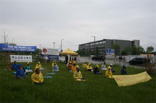 '图1~3:二零二二年五月四日和五日,法国斯特拉斯堡欧洲议会前,时而烈日高照,还是阴雨绵绵,寒风习习。这二天,来自欧洲多个国家的法轮功学员都在这里,打横幅,演示功法,传播法轮功的真相。'