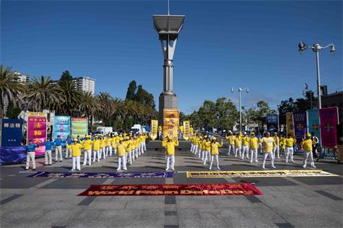 '图6:法轮功学员在渡轮大厦前广场炼功'
