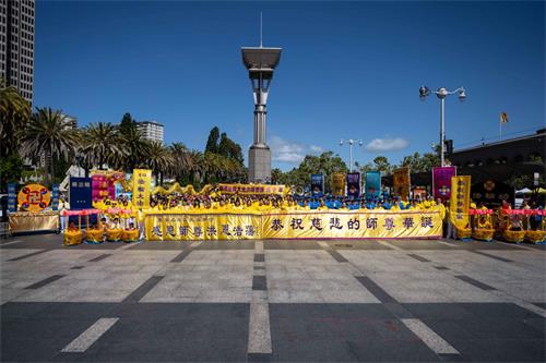 '图7:法轮功学员恭祝师父生日快乐'