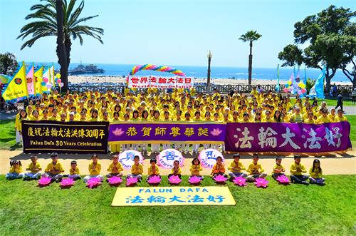 图1:二零二二年五月一日,洛杉矶法轮功学员合影恭祝法轮大法创始人李洪志师父华诞快乐。
