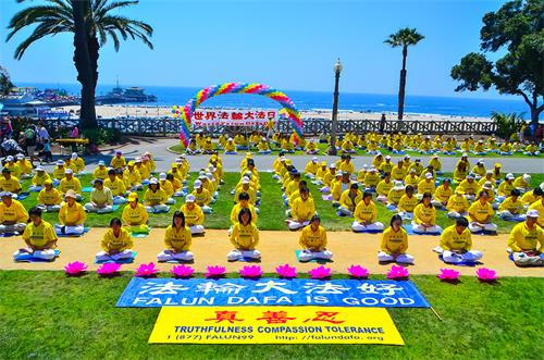 图2~3:二零二二年五月一日,洛杉矶法轮功学员于洛杉矶著名的旅游胜地圣莫妮卡集体炼功,展示大法的美好。