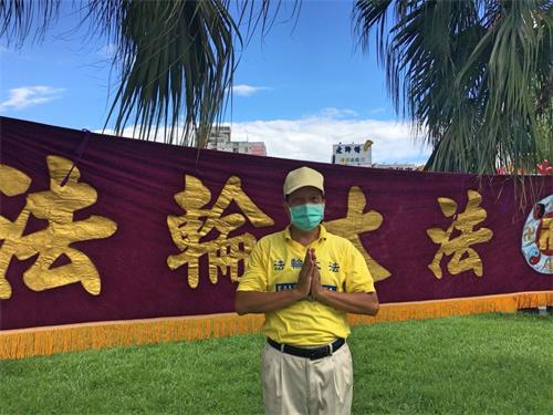 '图4:茂松双手合十,表达对师尊的无尽的感恩。'