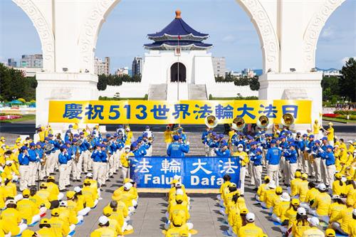 '图2:天国乐团磅礴悠扬的乐音吸引路人驻足观看。'