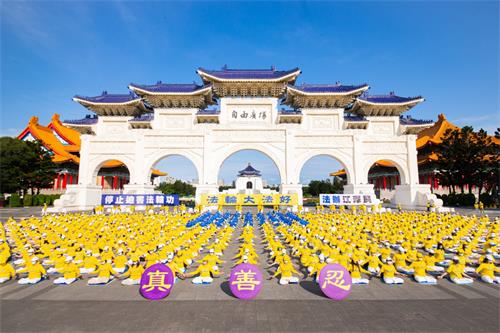 '图3~4:法轮功学员展示优美的五套功法。'