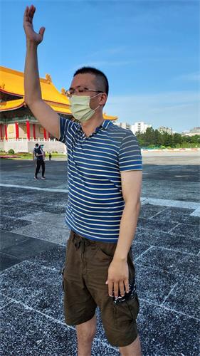 '图6:担任医药业务工作的林建鋐正在炼法轮功第三套功法——贯通两极法。'