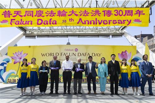 '图2:加拿大政要们和法轮功学员一起高呼:“法轮大法好!”'