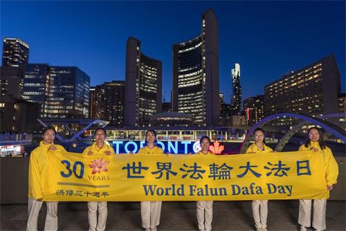 '图6~8:多伦多市政府晚上为这次庆祝活动点亮,在政府大楼前面的TORONTO的大牌子亮灯。'